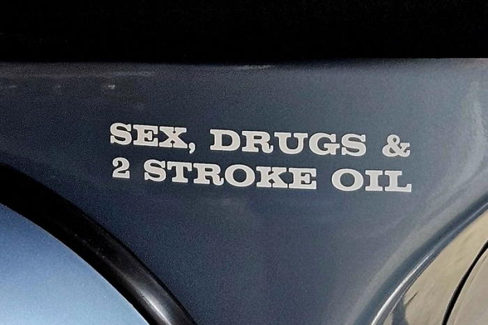 Aufkleber Drugs weiss